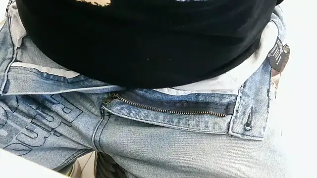 Snapshot of XiaoGuoGuo284512 chatting on 11-28-25, 04:34 XiaoGuoGuo284512 online show from 11-28-25, 04:34