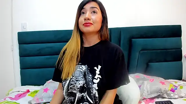 Snapshot of LisaWhite_ chatting on 03-11-25, 03:47 LisaWhite online show from 03-11-25, 03:47