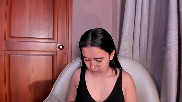 Snapshot of LaraGoldd chatting on 02-17-26, 12:52 LaraGoldd online show from 02-17-26, 12:52