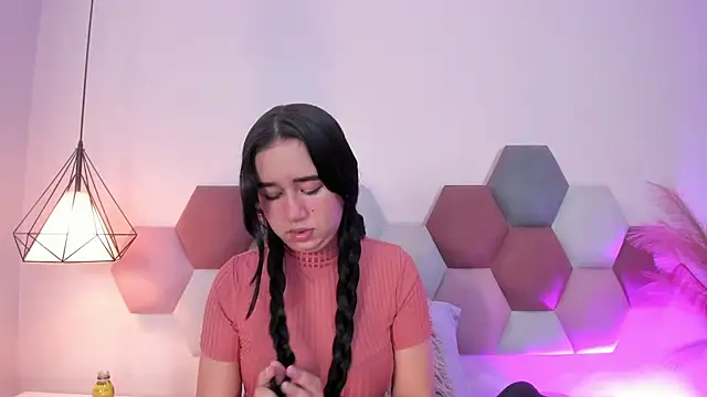 Snapshot of LaraGoldd chatting on 02-05-26, 12:39 LaraGoldd online show from 02-05-26, 12:39