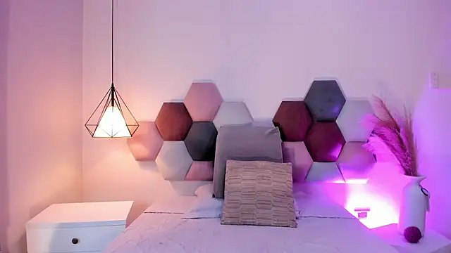 LaraGoldd online show from 10-25-25, 12:54