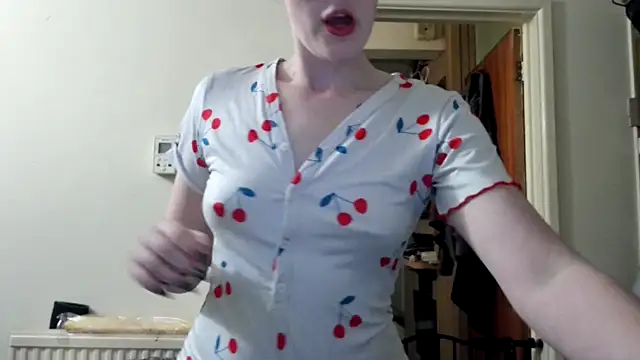 Snapshot of LexiSnowUK chatting on 03-19-25, 05:50 LexiSnowUK online show from 03-19-25, 05:50