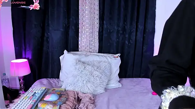  jade white  online show from 03-18-25, 12:28