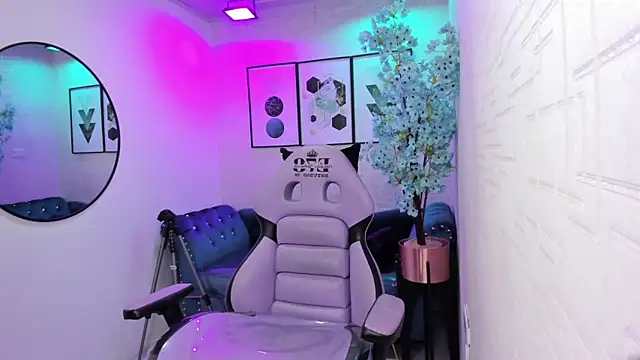 Snapshot of Tiara_rr chatting on 04-19-26, 03:18 Tiara rr online show from 04-19-26, 03:18