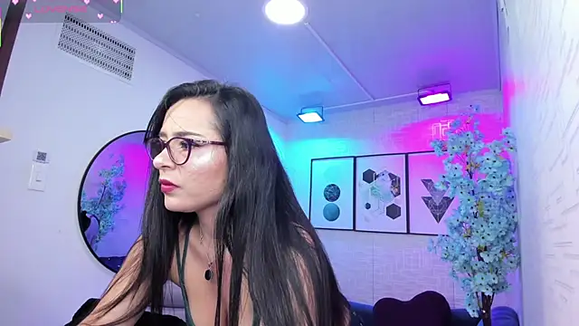 Snapshot of Tiara_rr chatting on 06-02-26, 03:17 Tiara rr online show from 06-02-26, 03:17