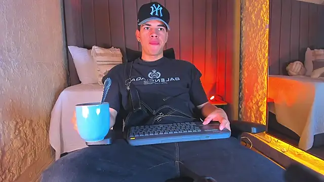 Snapshot of Benjamin_More chatting on 11-28-25, 01:55 Benjamin More online show from 11-28-25, 01:55