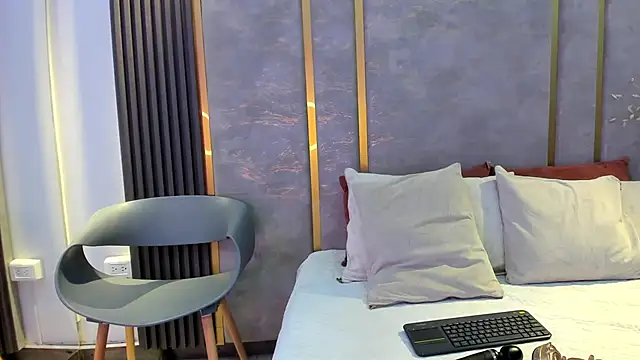 MelanieRoah online show from 11-29-25, 08:09