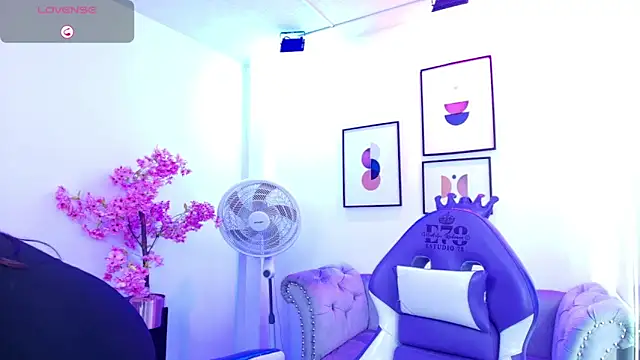 Snapshot of Ema_louis_ chatting on 06-10-26, 07:37 Ema louis online show from 06-10-26, 07:37