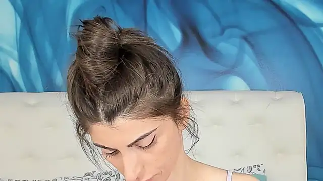 SkinnyDolly online show from 10-31-25, 03:14