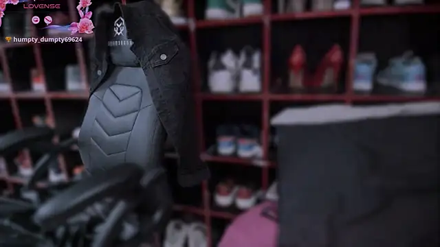 Snapshot of Indianbrownie chatting on 12-24-24, 12:44 Indianbrownie online show from 12-24-24, 12:44