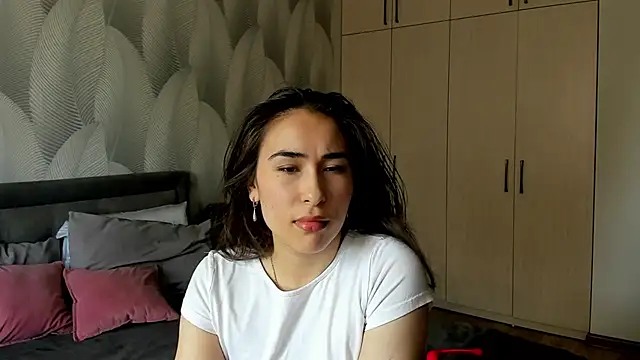 Snapshot of Bambiii_bby chatting on 06-15-26, 06:24 Bambiii bby online show from 06-15-26, 06:24