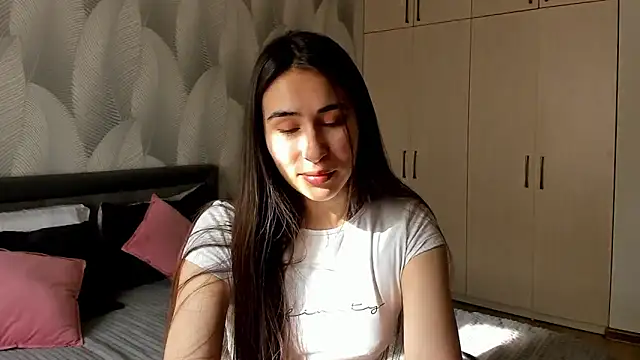 Snapshot of Bambiii_bby chatting on 04-28-26, 02:27 Bambiii bby online show from 04-28-26, 02:27