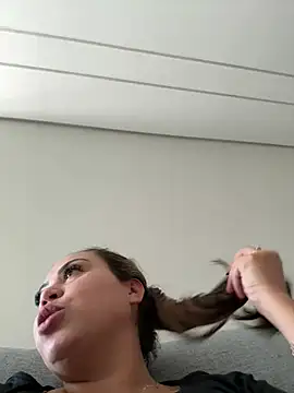 lariic online show from 03-06-26, 01:28