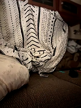 Snapshot of devinshd chatting on 10-31-25, 03:25 devinshd online show from 10-31-25, 03:25