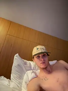 Snapshot of devinshd chatting on 12-22-24, 08:27 devinshd online show from 12-22-24, 08:27