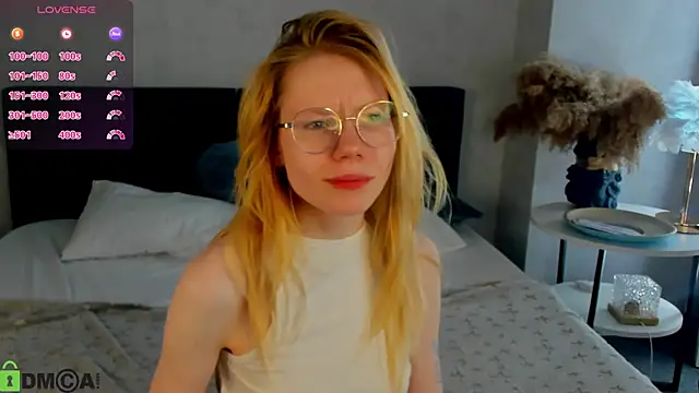 Snapshot of Esme_Runn chatting on 05-15-26, 05:49 Esme Runn online show from 05-15-26, 05:49