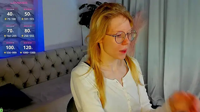 Snapshot of Esme_Runn chatting on 06-11-26, 03:14 Esme Runn online show from 06-11-26, 03:14