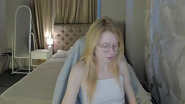 Snapshot of Esme_Runn chatting on 07-03-26, 03:13 Esme Runn online show from 07-03-26, 03:13