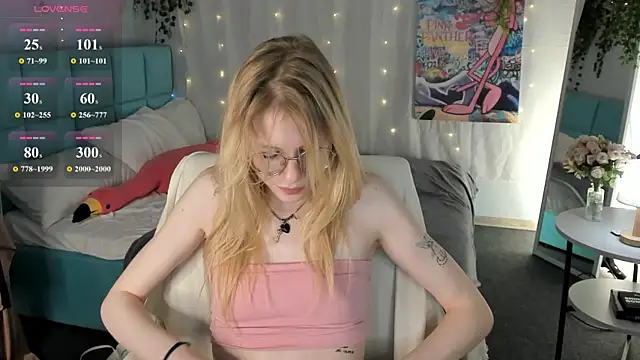 Snapshot of Esme_Runn chatting on 07-13-26, 03:17 Esme Runn online show from 07-13-26, 03:17
