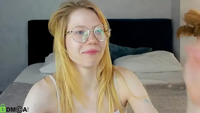 Snapshot of Esme_Runn chatting on 06-15-26, 03:07 Esme Runn online show from 06-15-26, 03:07