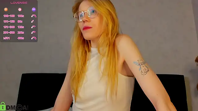 Snapshot of Esme_Runn chatting on 05-14-26, 03:14 Esme Runn online show from 05-14-26, 03:14