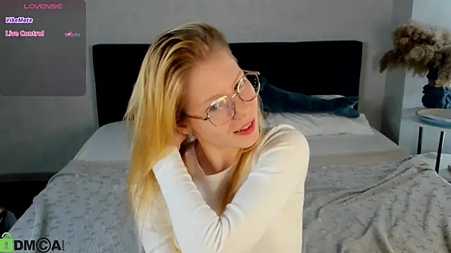 Snapshot of Esme_Runn chatting on 05-13-26, 03:13 Esme Runn online show from 05-13-26, 03:13