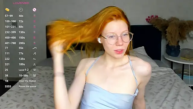 Esme Runn online show from 10-22-25, 03:28