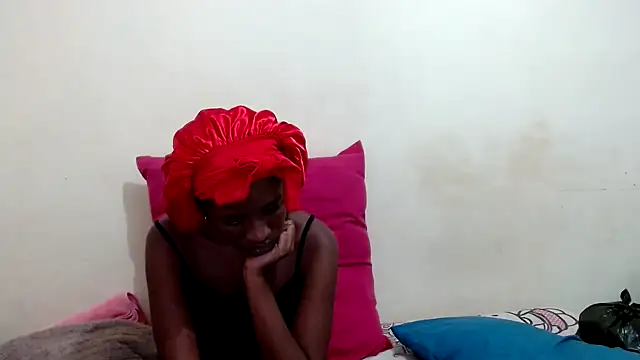 Snapshot of SexyRed18 chatting on 09-20-25, 06:24 SexyRed18 online show from 09-20-25, 06:24