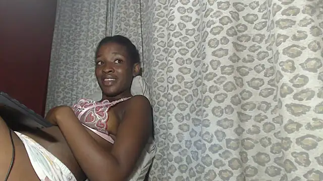 Snapshot of SexyRed18 chatting on 03-21-25, 08:40 SexyRed18 online show from 03-21-25, 08:40