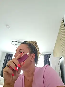 Snapshot of Bitch_MILF6 chatting on 09-14-25, 07:31 Bitch MILF6 online show from 09-14-25, 07:31