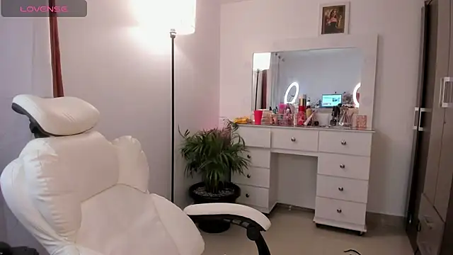 Niicoleta online show from 12-13-25, 08:04