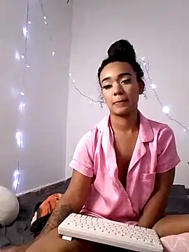 Snapshot of evafoxs chatting on 02-05-25, 04:37 evafoxs online show from 02-05-25, 04:37