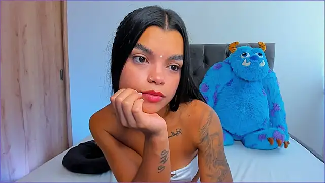 Snapshot of mia_world_ chatting on 10-19-25, 05:48 mia world  online show from 10-19-25, 05:48