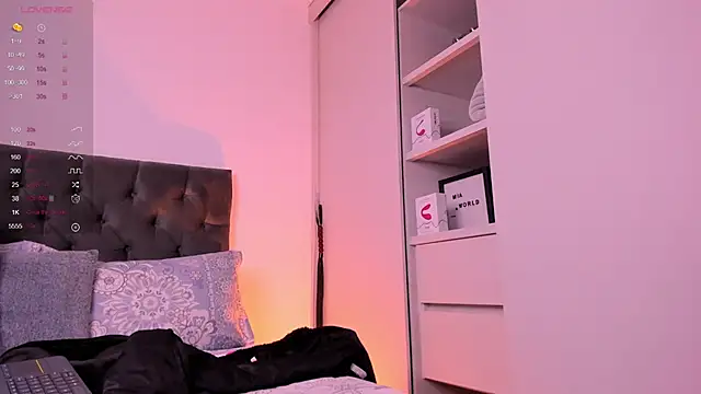 Snapshot of mia_world_ chatting on 02-04-25, 10:02 mia world  online show from 02-04-25, 10:02