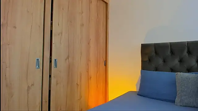 mia world  online show from 11-30-25, 07:25