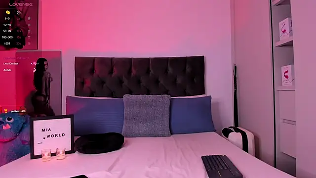 Snapshot of mia_world_ chatting on 01-14-25, 02:50 mia world  online show from 01-14-25, 02:50