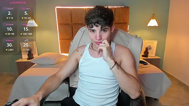 AlejooTwink online show from 10-30-25, 02:21