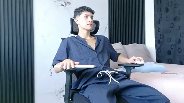 Noah tyler  online show from 12-05-25, 05:44