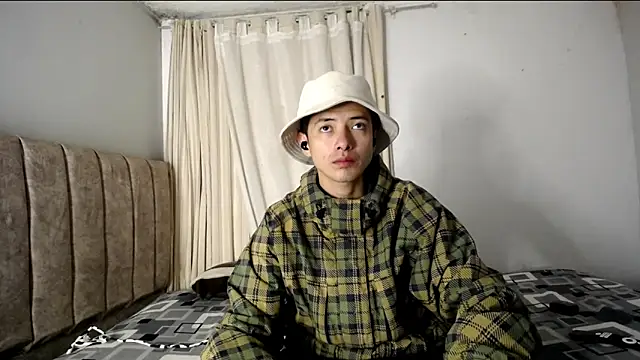 Snapshot of Yellowpokemon23 chatting on 11-12-25, 05:11 Yellowpokemon23 online show from 11-12-25, 05:11