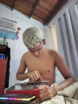 Snapshot of Leo_bunny_hot chatting on 01-16-26, 08:35 Leo bunny hot online show from 01-16-26, 08:35