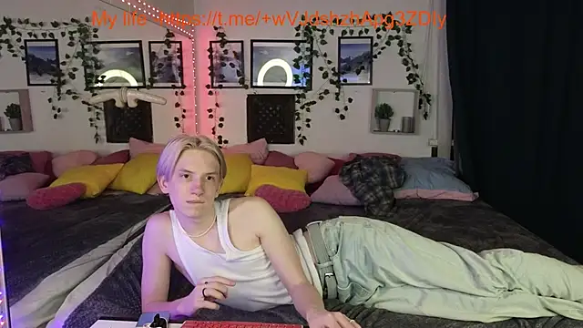 Snapshot of Ron_Vils chatting on 03-21-25, 06:07 Ron Vils online show from 03-21-25, 06:07