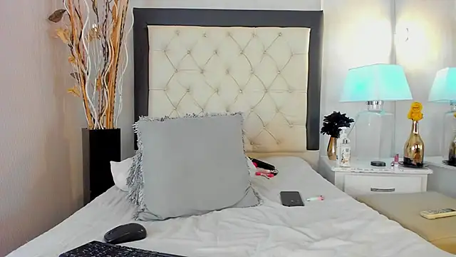 GaleHodge online show from 09-20-25, 04:17