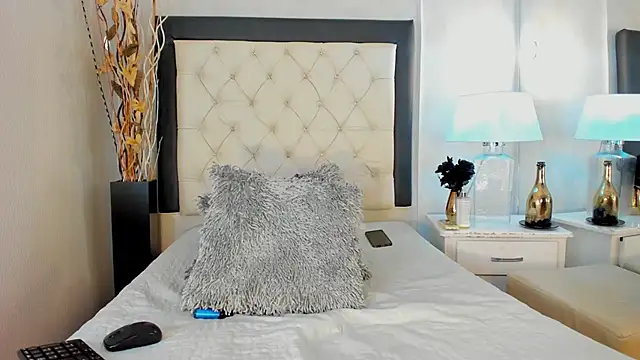 GaleHodge online show from 10-13-25, 01:02