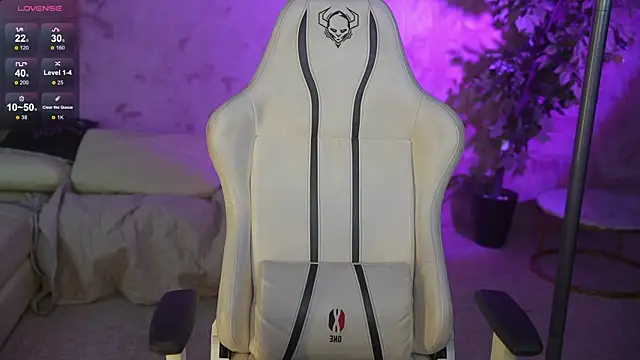 Magnetic Mia  online show from 11-18-25, 04:16