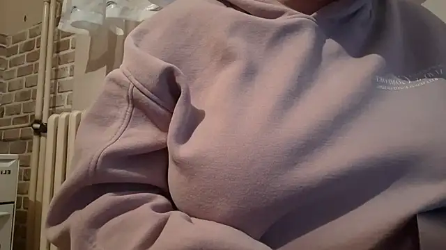 Snapshot of AalinnaK chatting on 02-14-25, 03:15 AalinnaK online show from 02-14-25, 03:15