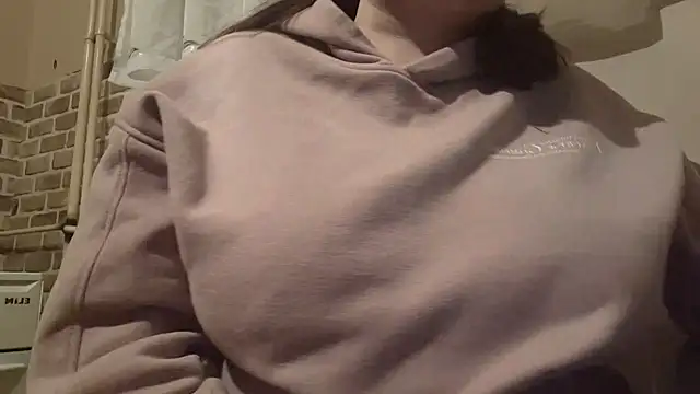 Snapshot of AalinnaK chatting on 02-17-25, 12:00 AalinnaK online show from 02-17-25, 12:00