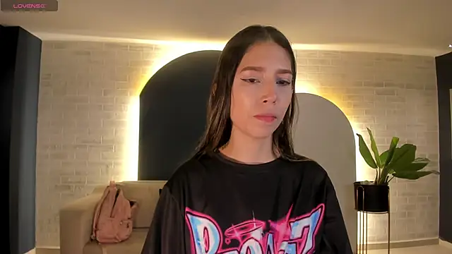 Snapshot of TaraLawrence chatting on 02-07-26, 04:20 TaraLawrence online show from 02-07-26, 04:20