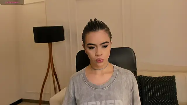 Snapshot of AlanaCraft chatting on 10-18-25, 12:18 AlanaCraft online show from 10-18-25, 12:18
