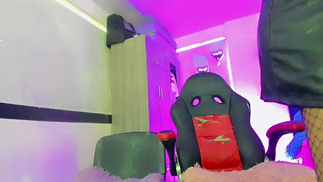 Hellen moons   online show from 03-27-26, 07:04