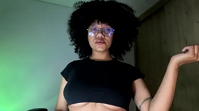 Snapshot of Ale_xandra chatting on 06-27-26, 01:22 Ale xandra online show from 06-27-26, 01:22